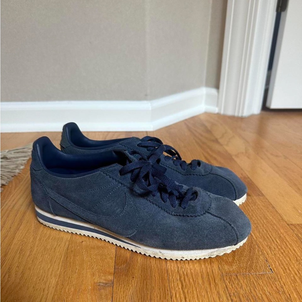 Mens Suede Nike Sneakers Size 9 Mens